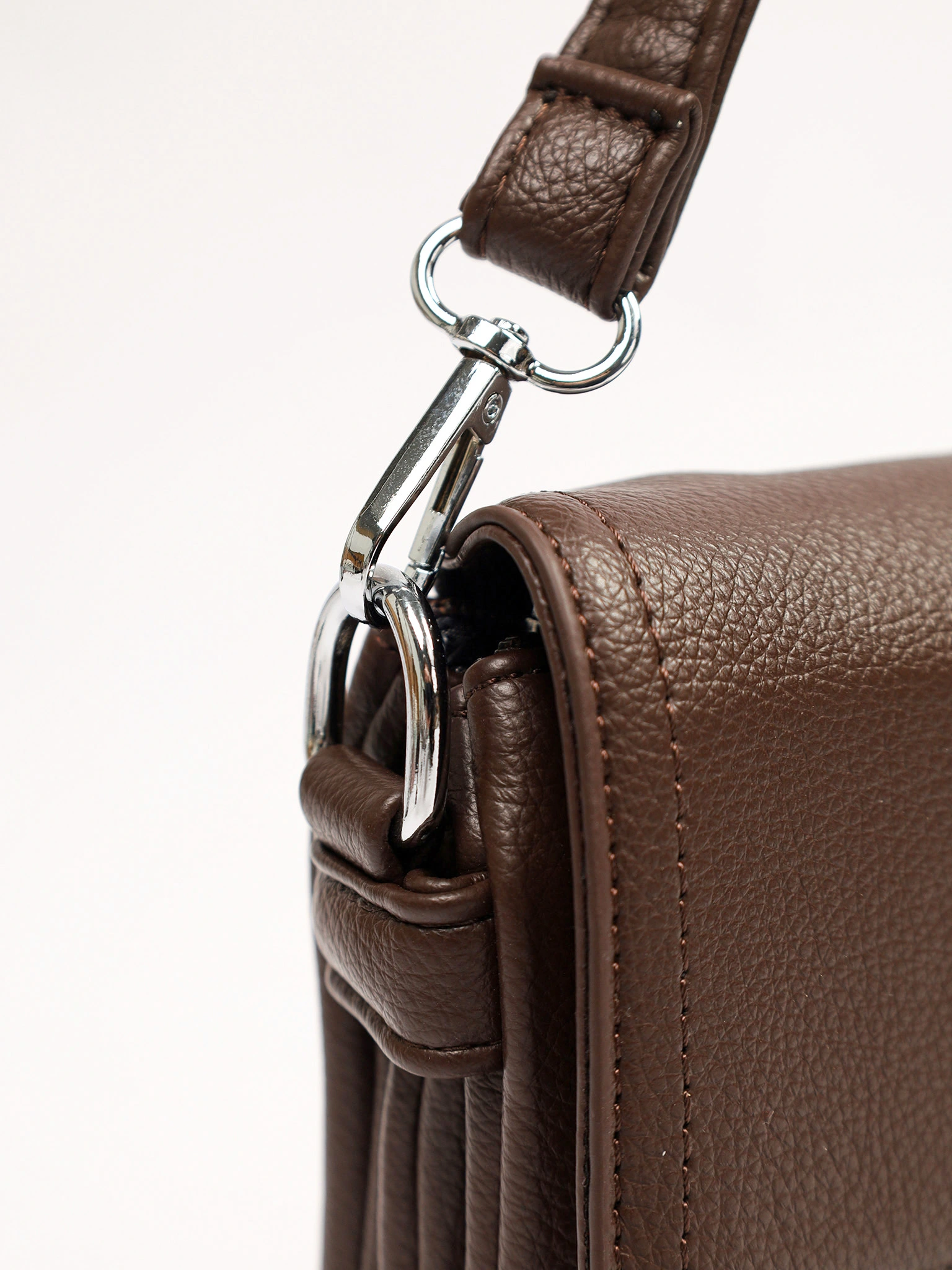 Сумка-кроссбоди со съемной ручкой и декоративными пуллерами в ассортименте